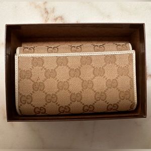 Gucci wallet purse. Like new. Never used. With box